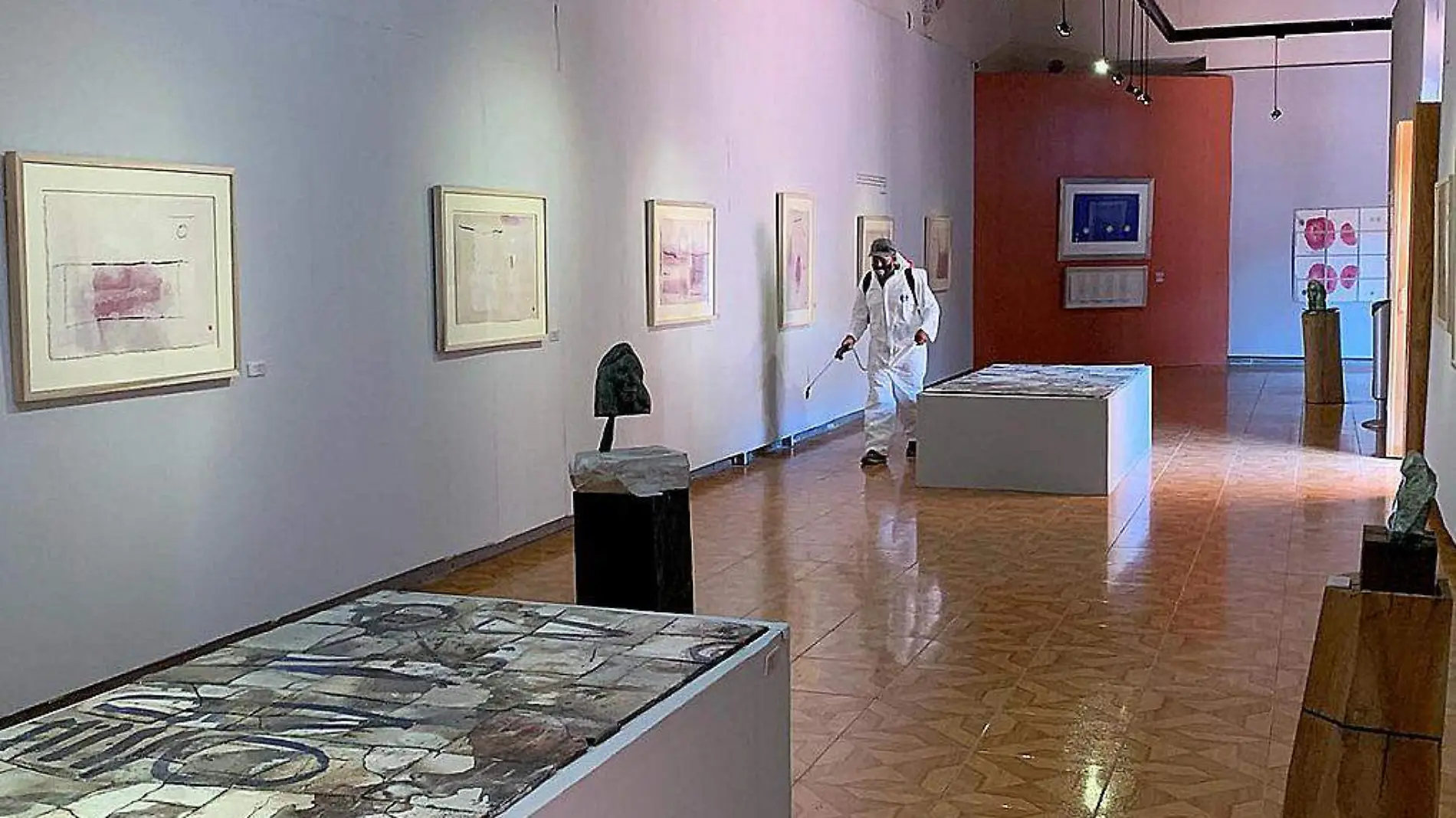 Sala de exposición en un museo siendo desinfectada